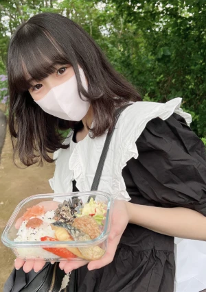 自分の変態具合に目覚めはじめ快楽への好奇心が隠せない専門生！野外で口の中に出された体液を一滴残らず笑顔で飲み干す彼女をさらに密室に連れ込みスレンダーな身体に生中出し！！