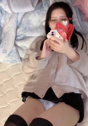 借金を滞納したハーフ巨乳美女の自宅に凸って即尺フェラをさせパンツを横にずらして挿入！ そして中出しされる