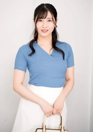 人妻限定高級エステサロン 無料体験チラシを持ってきた人妻ゆかりさん