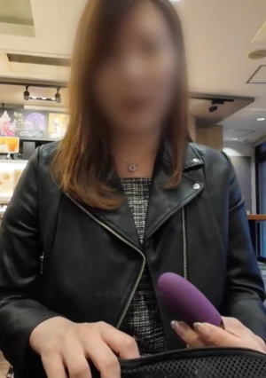 セレブ妻HITOMI 旦那様不在時にプライベート密会 遠隔仕込ん でローター散歩 デカバイブをおま○こへぶっ刺し イキ狂うダメな人妻