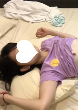 あやめ18歳・生・顔射。黒髪で細くて低身長＆童顔！　なんでも言いなりでおずおずと愛想笑いの可愛すぎな逸材に大量顔射！（010）