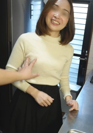 【無修正ｘ個人撮影】 奇跡のアラフォー美魔女、白昼堂々おコ様が隣の部屋に居るにも関わらず、性的内職活動。自宅の台所で着衣のまま、騎乗位で中出しされる…