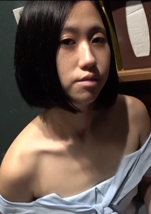 【無・個撮】 下の毛未処理の初々しい貧乳む〇めと声を抑えながら漫画喫茶えっち！【特典で高画質】