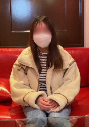 経験少ない短大生20歳。あまり貫かれてこなかったマ●コに肉棒ぶち込むと激痛のあまり歪む顔面、 構わず突き続けてオナホ扱い。