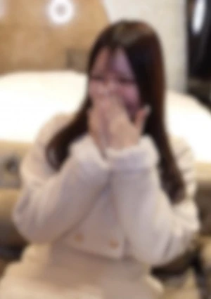 【初撮り】 【顔出し】『エロい唇』したべっぴん美女。肉厚のスジマンは超敏感で『何度も何度も』巨チンでイキまくる。口内爆射と中出しの2発