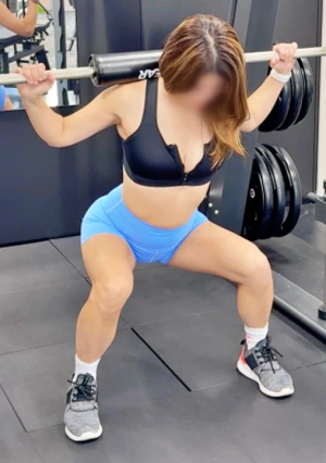 『２穴丸見え全裸スクワット』鍛え抜かれた美脚の付け根の穴に生挿入。 吹き出す潮が最高にエロいんです