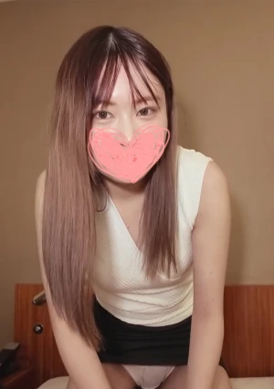 色白スレンダーロング。昼間はJDの新人メンエス嬢。最初はダメって言っていたのにおじさんチンコの気持ちよさに負けて中出しOKしちゃう可愛いコ【無・中出】