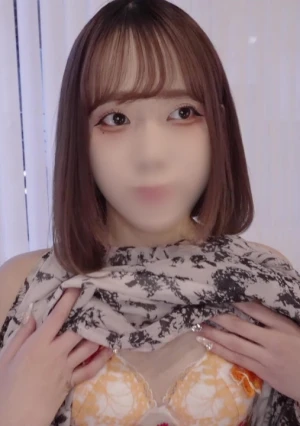 透明感溢れる色白スレンダー18歳。好きな人を応援したくておじさんとハメ撮りします【無・中出】