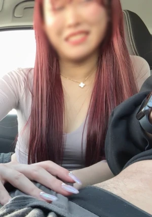 Fカップ巨乳美女にお願いして車内手コキ&フェラで抜いても らう