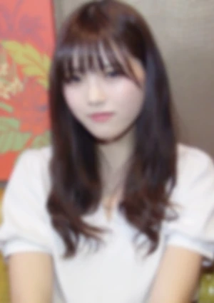 SSS級圧倒的美女のデビュー前の秘蔵映像を極秘公開。永久凍結された前作を特別特典として収録。