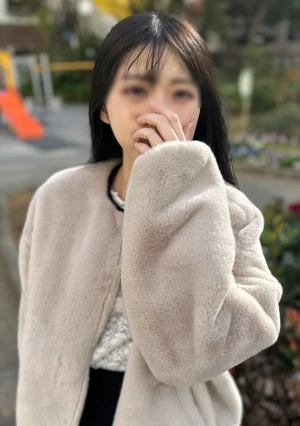 身長148cmの小柄で華奢なOLが「精子ちょーだい♥」と中出し懇願！ 白い柔肌とスレンダースタイルに激ピストンで狂ったようにイカせまくる映像