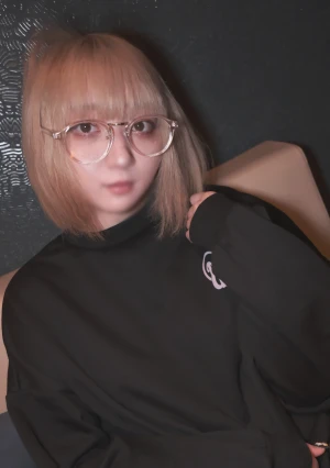 【初撮】1/8歲専門1年生声優志望。ネカフェで声を押しころしてこっそりピストン。緊張感で興奮し、締め付けのパイパンマンコに種付け。