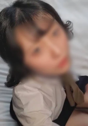 黒髪ロングの優等生。卒業後大人になった彼女と、 久々の制服ハメ撮り。