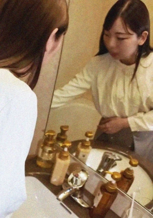 23歳大手ホテルで働く美乳スタッフ「お風呂が壊れた」部屋まで呼んできてガンガン突きまくる超濃厚精子注入！