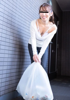 お隣に住む人妻の胸元はいつも隙だらけ