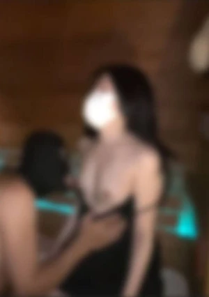 【野外・露出】 職場の格好で来て弄ばされ、痴女へと変貌を遂げた帰国シ女のお嬢様は観覧車で卑猥な行為をさせられる。