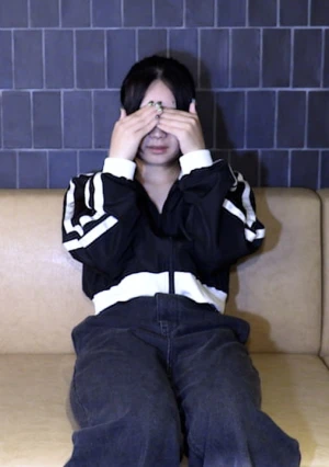 【素人初撮り】 さくら(18) フェラもしたことない可愛い素人。口をあけさせて中年の唾液を飲ませる。膣内撮影し初中出し。アナルもかわいかったので貫通し中出ししました。