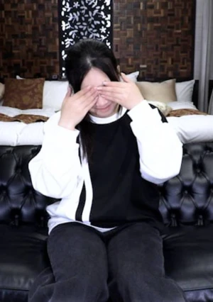 さくら(18\) 2日連続撮影の2日目。愛液を垂らしながらノコノコ中出しされにくる。前日の中出しの感想を聴いて羞恥責めしたり、アナル舐めさせたりしました。