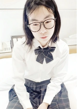 フリフリ下着がよく似合うガリ勉が未処理な陰毛丸出しで騎乗位で喘ぐ_！？１８回の妊娠で女になったガリ勉の強烈杭打ちマシーンでおっさん思わず中出し