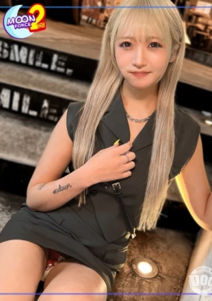 【潮吹き連発！！感度抜群なギャルと中出しSEX】本命彼女と電話中でもお構いなしにチ○コを舐めだす淫乱ギャルをハメまくる！！潮吹き連発でビチョビチョになりながらのハメ撮りSEX！！【あまちゅあハメREC＃ReN.＃居酒屋店員】