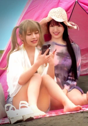 【ビーチで騒ぐ水着美女たち】留守番オイル組：水着美ボディーHちゃん&水着モテまんMちゃん