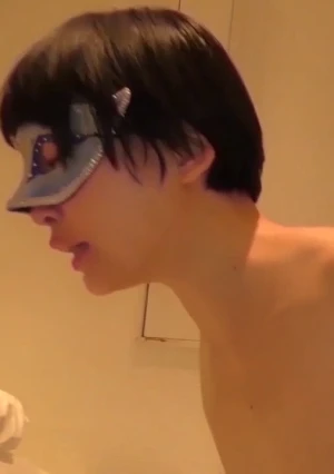 華奢な体で2本の肉棒を咥え込む奥様　底知れぬ性欲は2本の肉棒を手懐けて快楽の舞を・・・