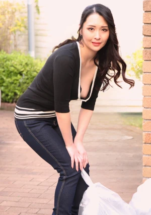 朝ゴミ出しする近所の遊び好きノーブラ奥さん 星野さやか