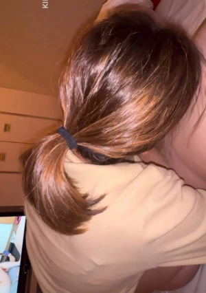 地方スーパーのレジの担当、 普通の主婦、旦那さんにも見せたことのない蟹股でいじられます。普通にレジを打っている主婦がこんな格好をしているとは…お客様も知らないですよね。