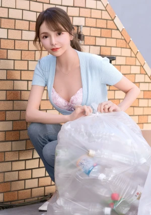 朝ゴミ出しする近所の遊び好きノーブラ奥さん 弘中れおな