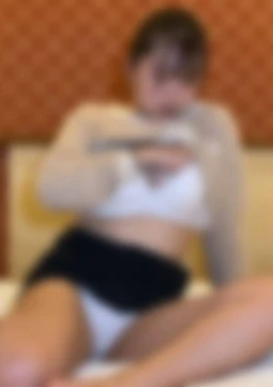 【無修正顔出し】 【潮吹き】清楚な女性にみだらな行為で悩ませる男の性。初めて人までオナニーを見せることに。