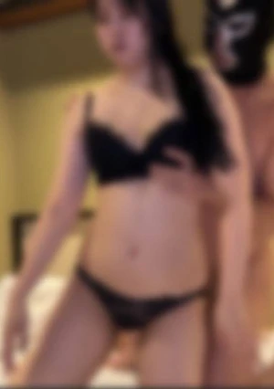 【無修正】 【3P】ちょっかい出さないでと言う反抗的な目しかし、女性の身体は弄ばれる。