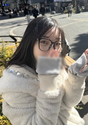 19歳文学部のガリ勉ムスメ。あどけないJDが(金)欠で撮影応募。おじさんに激しく突かれ痙攣しながら白目、　【中はダメ...】と言っても無視！剛毛マンコに中出し