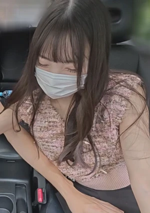 未成人みのあるルックスにイケないことをしている気分になってくることねちゃんに車内でフェラ抜き＆ごっくんをしてもらいました。