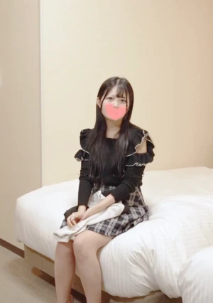 まだ1本も生えてないんです。生まれたての〇ちゃんの様な無垢で綺麗なおまんこを持つミニマムな女のコに容赦なく中出ししてきました♡【無修正・中出し】