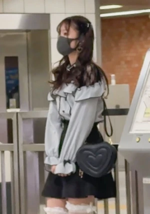 メンコンにドハマりしちゃっている19歳無職のみなみちゃん。性格はキツくて扱いにくいけど大量報酬を餌にして中出し乱交ハメ撮り撮影了承してくれちゃいましたｗｗｗ