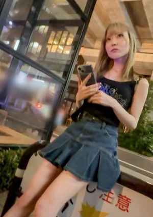 バイト感覚で援交しちゃう金髪でCカップのみなちゃん。冷笑系大学生が高額報酬につられコスプレ3Pハメ撮りで大量中出しカマしちゃいましたw