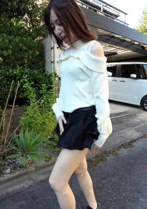 【個撮・野外露出】 [長○まさみ激似ふたたび］パイパン超美人妻昼下がりのベランダでチンポしゃぶって激ピストン!下を通る通行人から丸見え!!