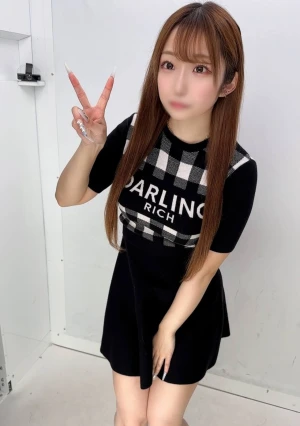 【前編】 声も仕草も可愛すぎるメイド系美女５　プリクラでパンティを晒し記念撮影♥未熟な豊満おっぱいを揉みながらじっくりベロチューを堪能。