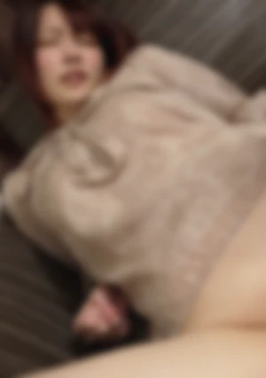 Fカップ色白の美容師アシスタントちゃん。泥スイして「入れてほしいです…」鬼ピストンで美尻をガン突き、巨根に跨り騎乗位喘ぎまくる。締め付けの超名器にたっぷり中出し。