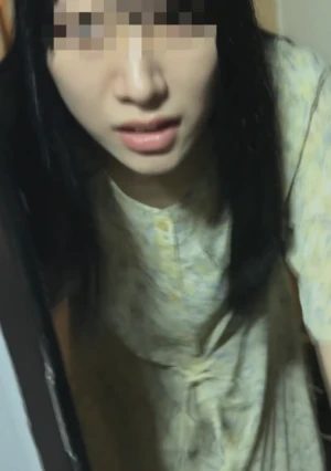 【個撮】大量潮吹き奥さん。旦那の横で驚くほど大きな乳首をボッキさせビッショビショ。声を抑え耐える姿に大興奮。