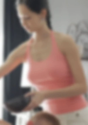 【無修正】黒髪お綺麗系スレンダー巨乳熟女、 メンズエステで男子をマッサージしていたら、ヤングチンポに興奮し、思わず裏サービスを勝手に始めてしまったエロ巨乳マッサージ （・∀・）ﾆﾔﾆﾔ レビューで