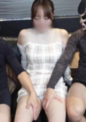 【秘蔵映像】色白な美ボディとアイドル顔負けの可愛さでオトコを虜にする爆美女♡「お仕事のストレスを発散させてください♡」2人のオトコに快感を教え込まれる初々しい姿をご堪能ください！
