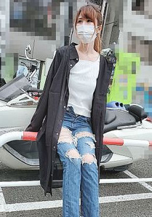 個数限定【無修正】ネイリストのギャル・パンツ脱いだら糸引く敏感まんこに中出し