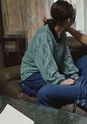 【個人】窓際の父に怯え。容赦なく咥えさせ実家を汚す。帰り際のホテルで子宮突きまくり出された精子を垂れ流す奥さん。