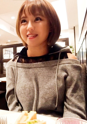 痴女化素人100％ セフレにフラれて間もない小麦肌ギャルがナヨ系男子の自宅でオナホを見つけて爆笑しながら悪ノリちんちん弄り あや　22歳 Dカップ