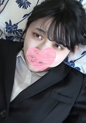 地方局キャスターのアイドル級美少女ゆみちゃん。慣れないリクルートスーツで悶絶の生ハメ。小さいオマンコから大量潮吹きと2発の大量中出し。