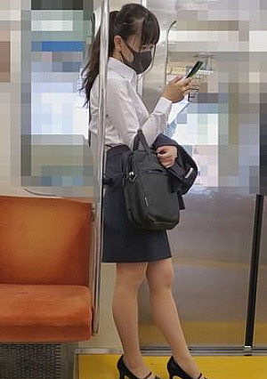 300本だけ【無修正】社内不倫のOLに中出し後、玩具を挿入し電車移動・トイレでフェラ・再び中出し