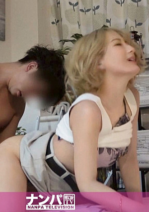 百戦錬磨のナンパ師のヤリ部屋で、連れ込みSEX隠し撮り 203 人の家でオナニーして発情！自ら襲い掛かってくるドスケベ金髪白ギャル！激ピストンでアヘアヘ感じまくる淫乱っぷり！神がかった美脚&美尻を隠しカメラでばっちり盗撮！