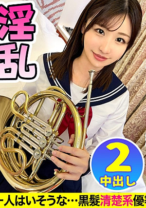 弾ける笑顔からの困り顔が最高に萌える！現役女子校生で吹奏楽部に所属している”める”ちゃんは屈託のない笑顔を振りまくチョット天然な美少女！性に関して興味が無さそうな彼女だが実はとてつもなくスケベ！wフェラをする時はまず玉からペロペロ！竿はおじさんの腰を両手でがっちりホールドして自ら喉奥まで咥え込む！制服姿のめるちゃんの膣中に1発！極小チャイナ水着に着替えさせてまた膣中に1発！チ○コを舐めている時、感じている時、イク時、彼女が性的興奮を覚えた時に見せる「困り顔」がめちゃめちゃ可愛くておじさんの腰振りがいつもの6割増しにw【親子ほど年の離れたJ○とおじさんのカップル】