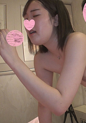 秘密の乱交パーティーに潜入㉟初乱交♥陸上で鍛えられたスレンダーなボディの美女♥締まりの良いアソコにオッサン精子５発注入♪※高画質版＆レビュー特典付き